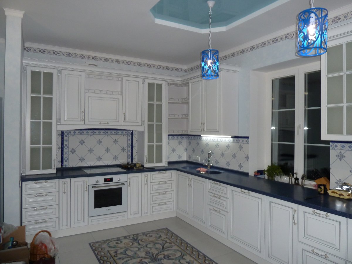 Синяя плитка на кухне