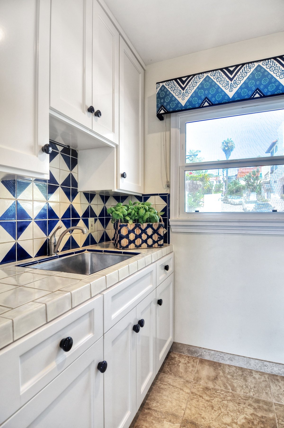 Современная синяя кухня