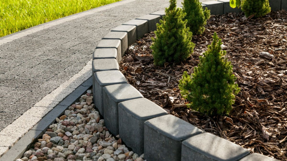 Фигурные бордюры для клумб из бетона