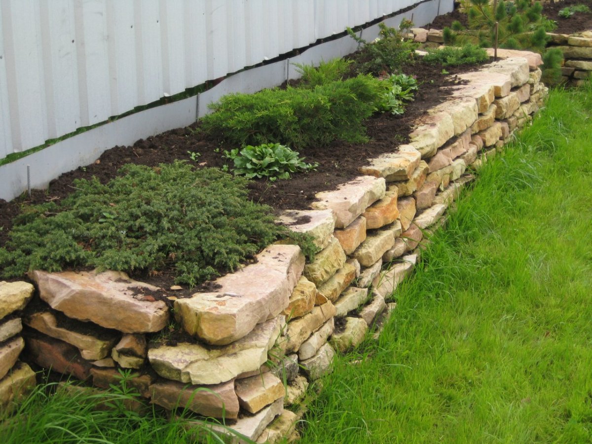 Высокая клумба из камня