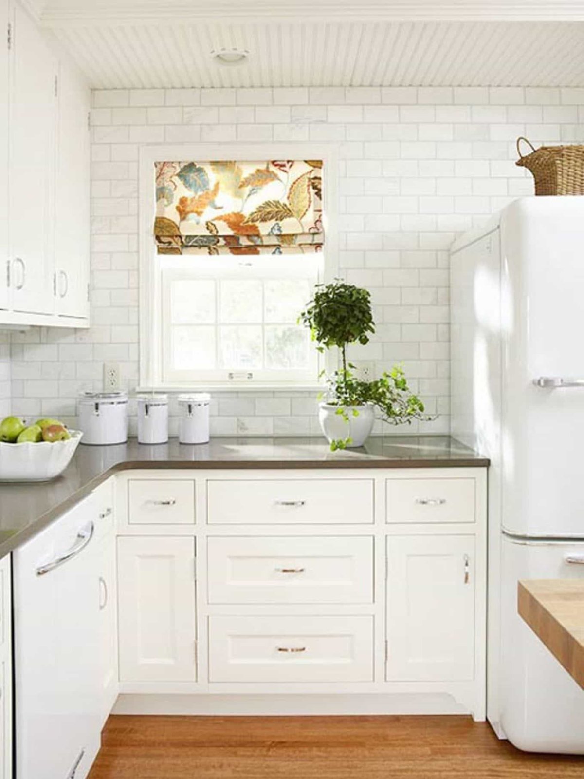 Черно белая плитка на кухне