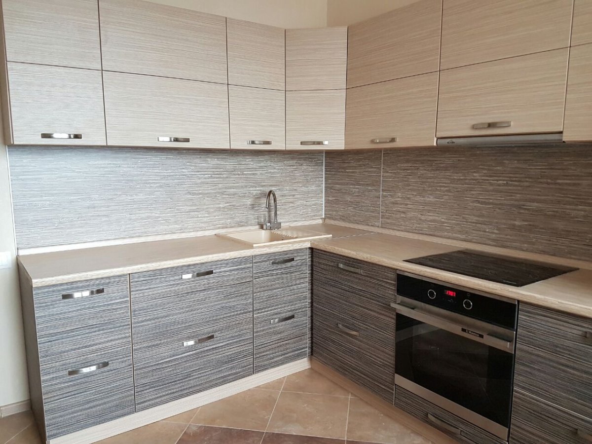 Кухни из ЛДСП светлые Эггер