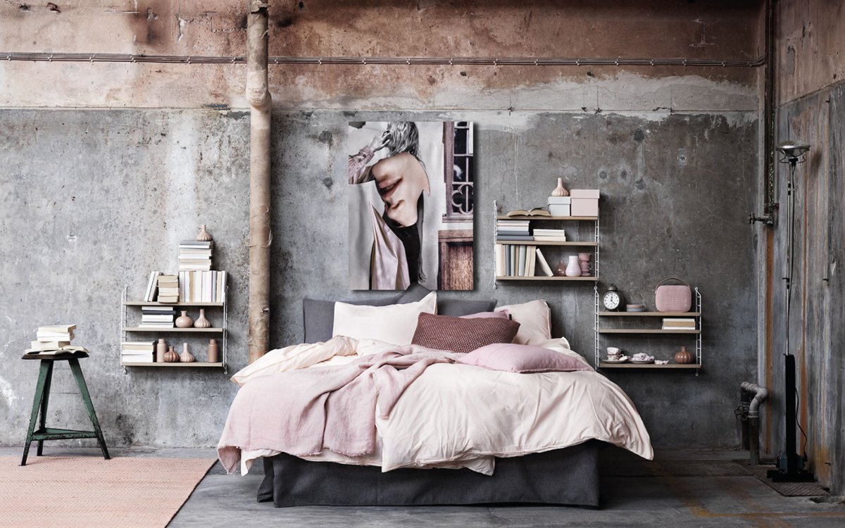 Комната с бетонными стенами