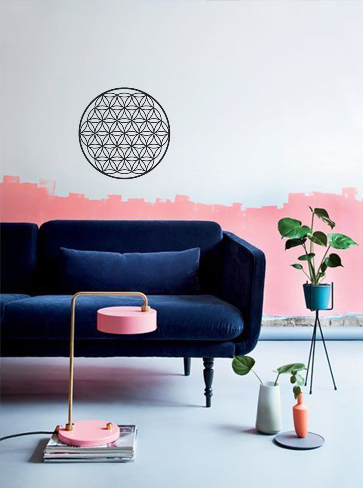Синяя стена розовый диван