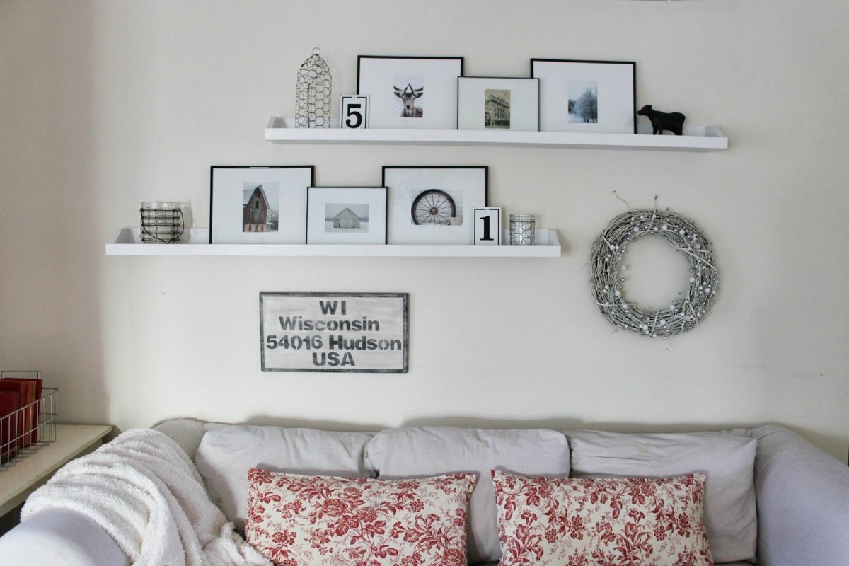 Полка для картин над кроватью