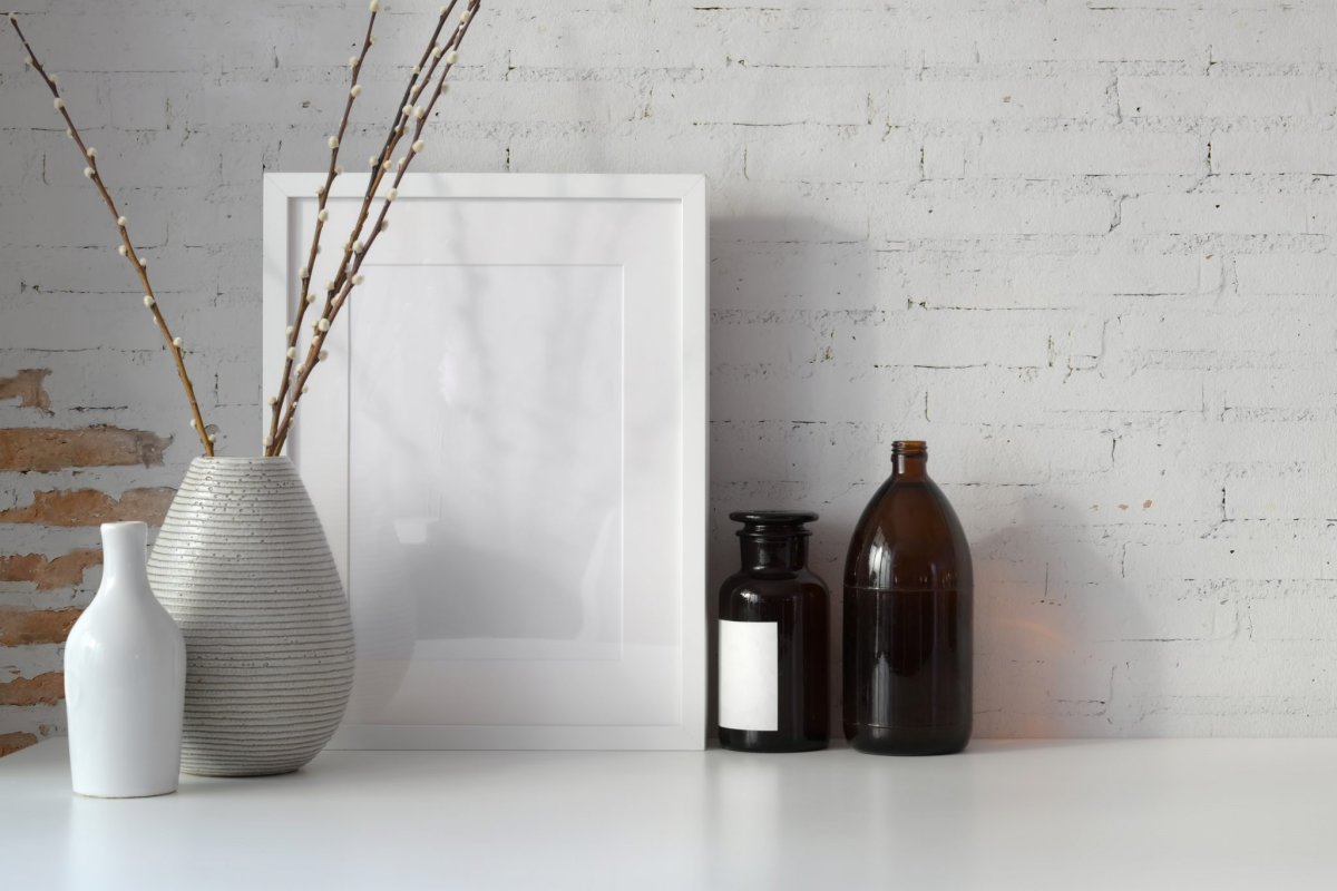 Стол на фоне кирпичной стены