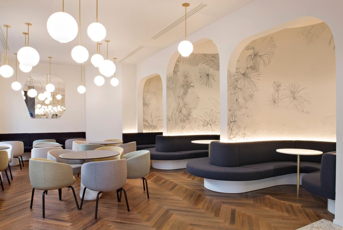 Светлый интерьер кафе