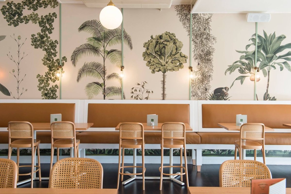 Интерьер кафе композиция