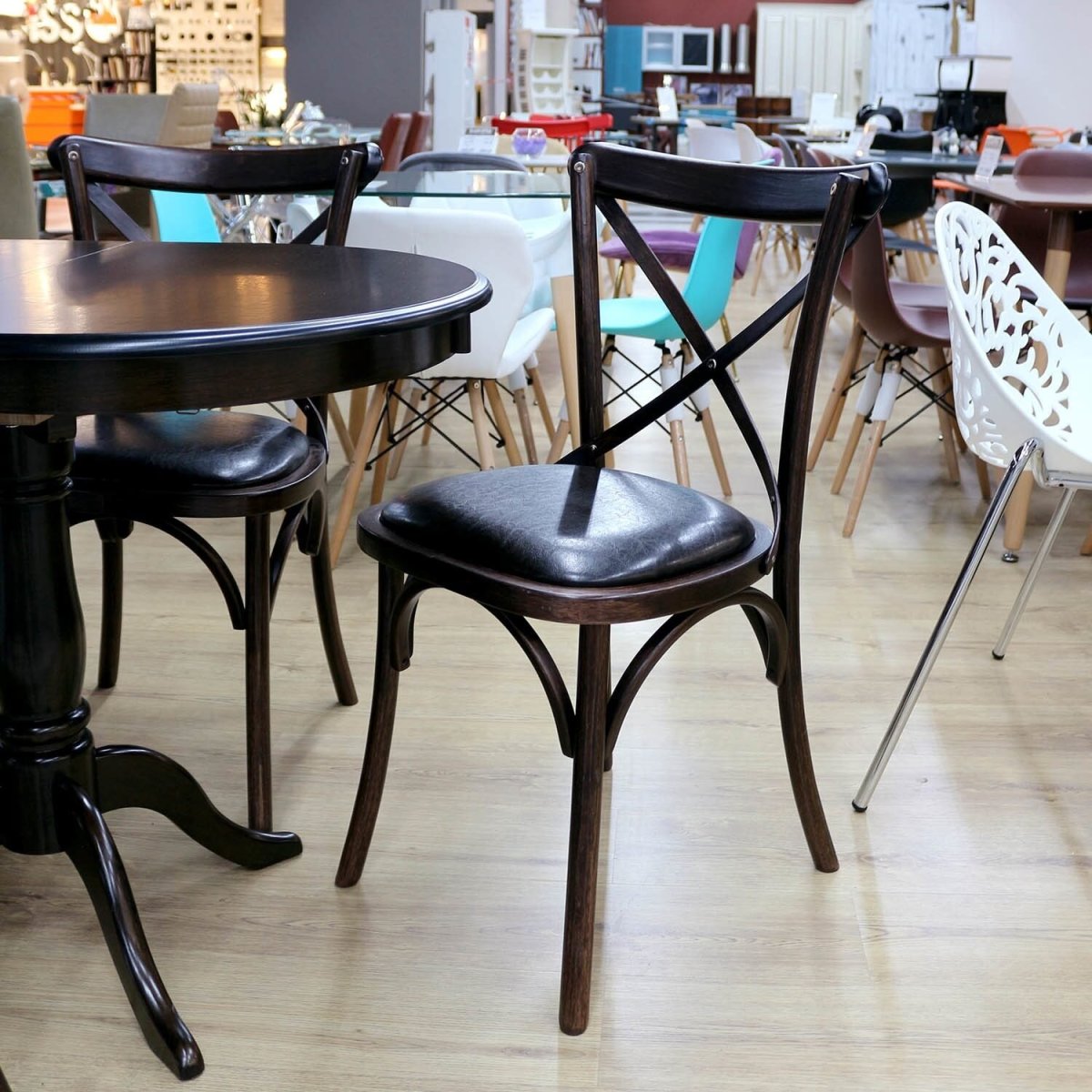 Венские стулья и круглый стол