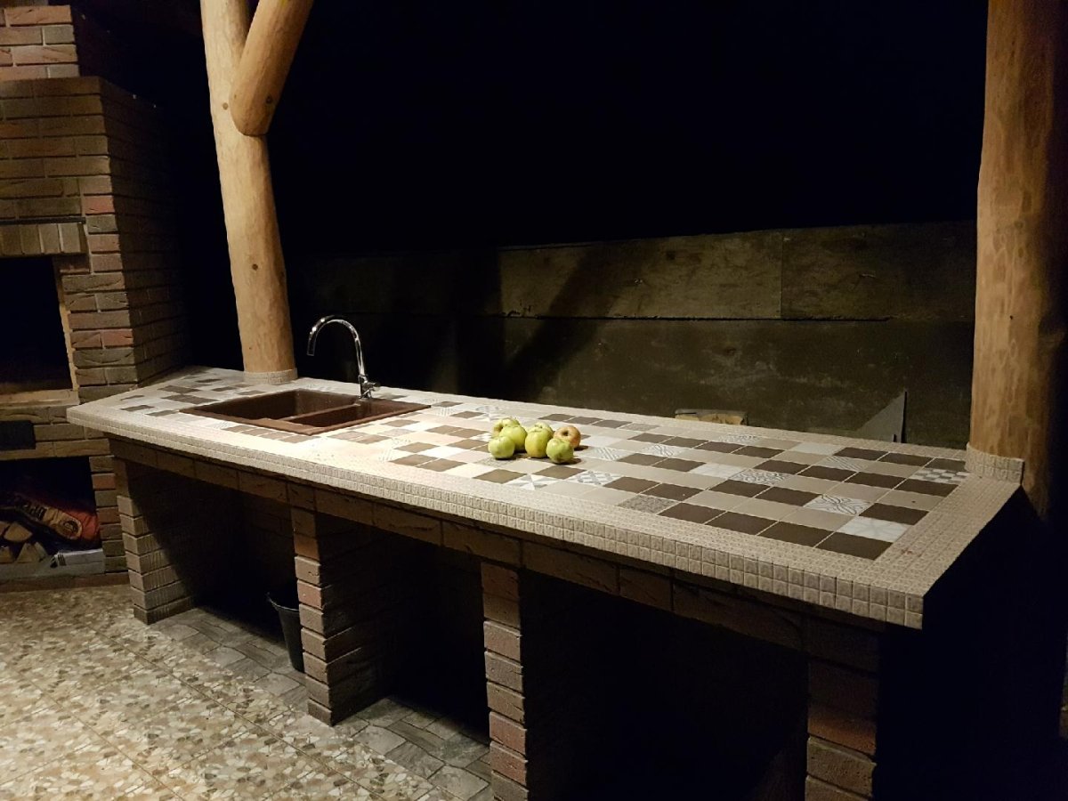 Кухня лофт с красным кирпичом