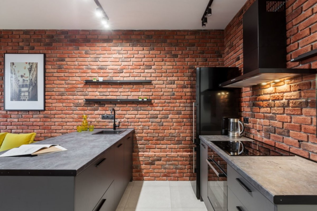Кирпичный фартук на кухне