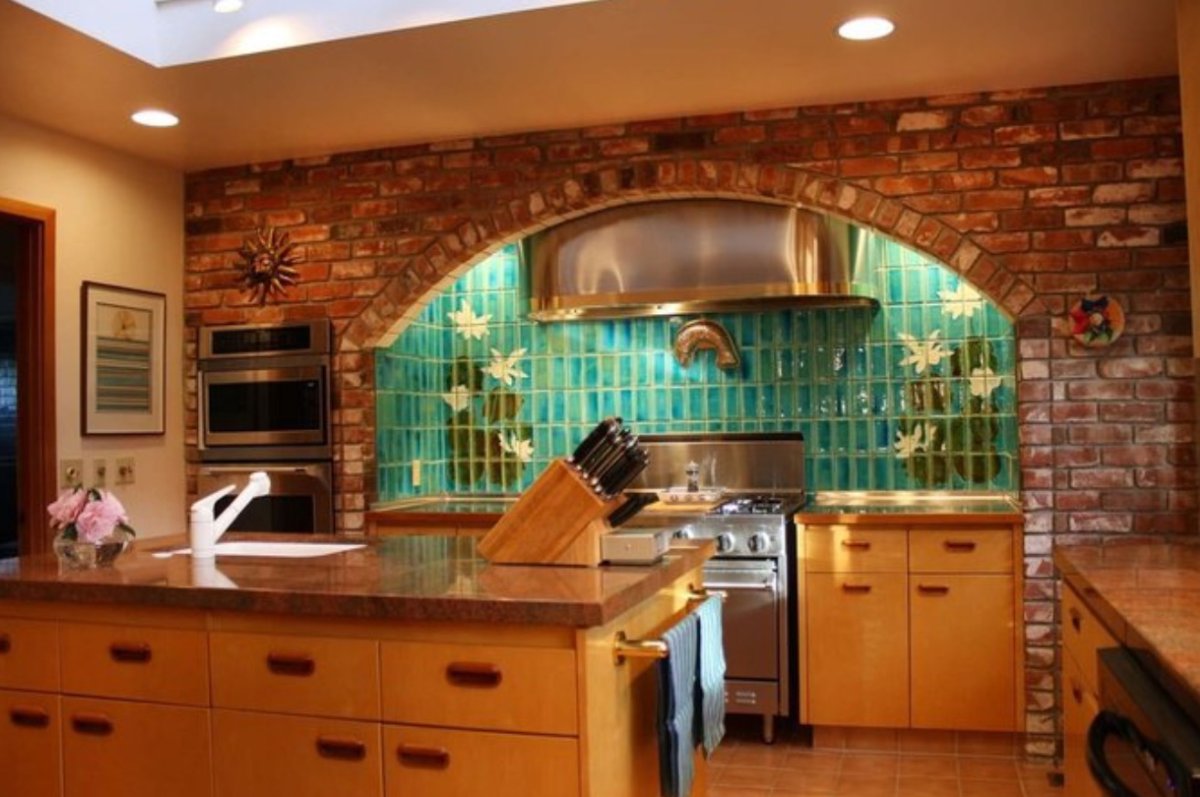 Кухня в лифт стиле бетон и дерево