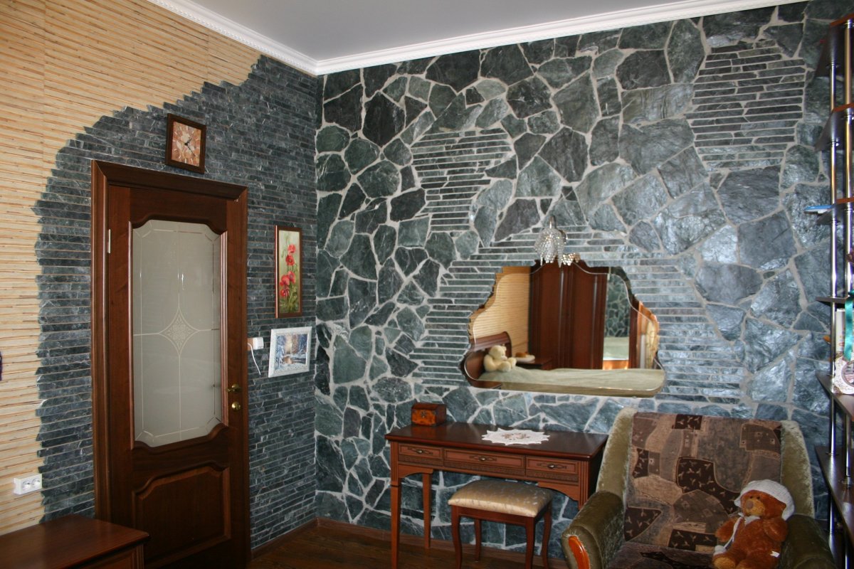 Декор из камня на стене