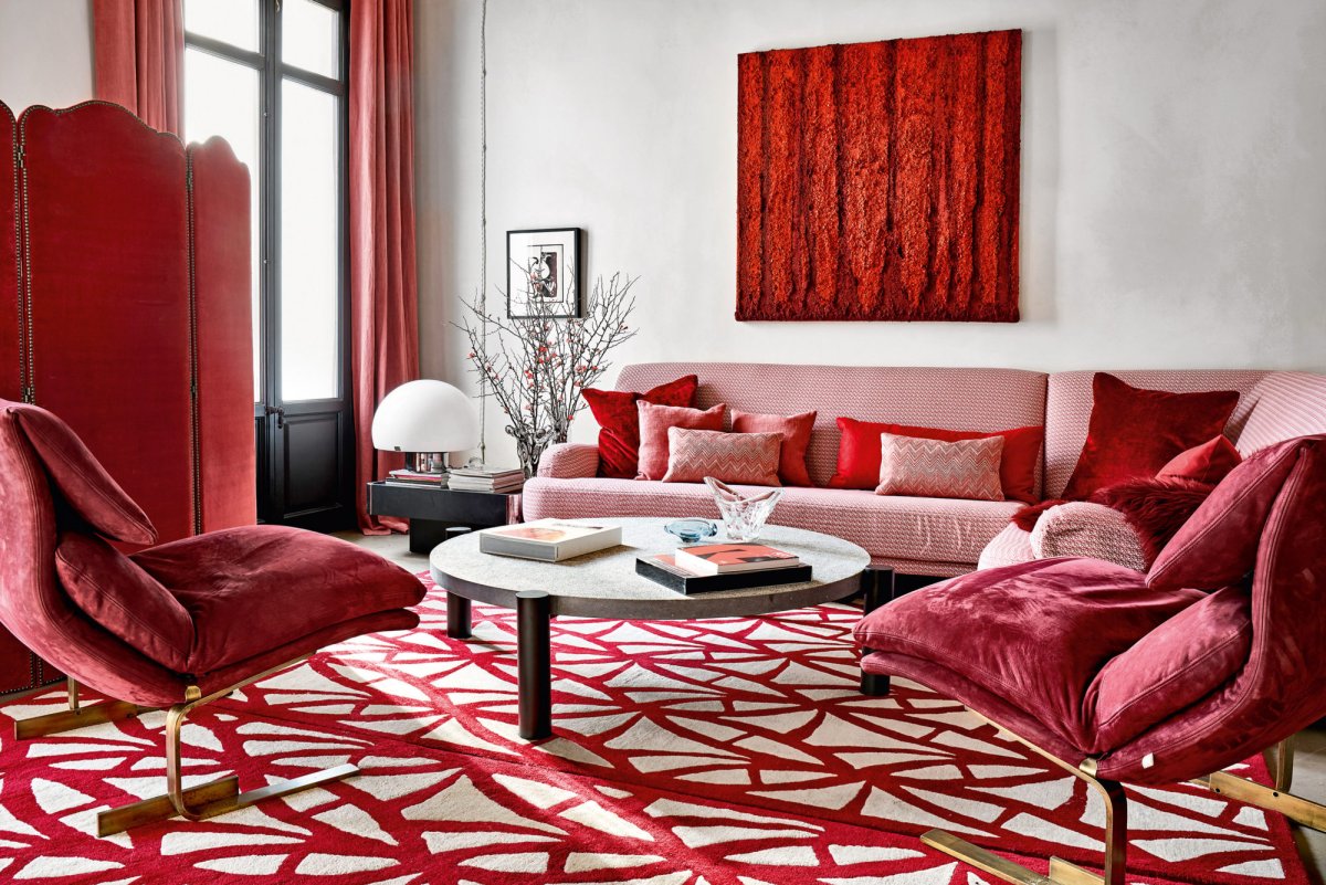 Красный диван в интерьере гостиной