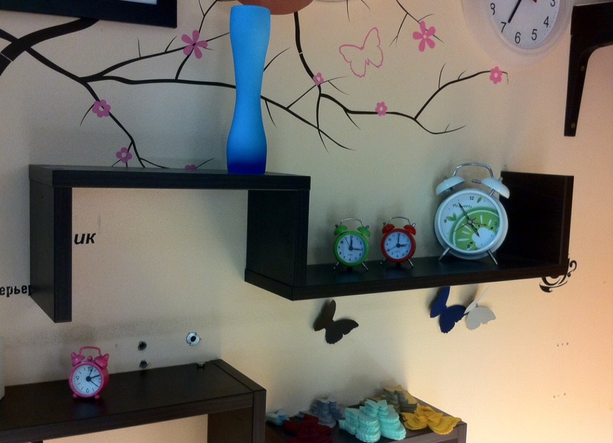 Полка с цветами на стене с подсветкой