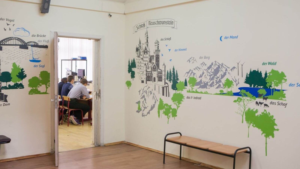 Расписанные стены в школе