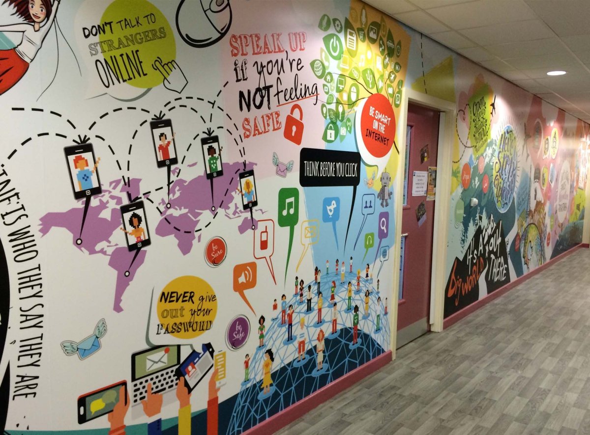 Графика на стенах в школе