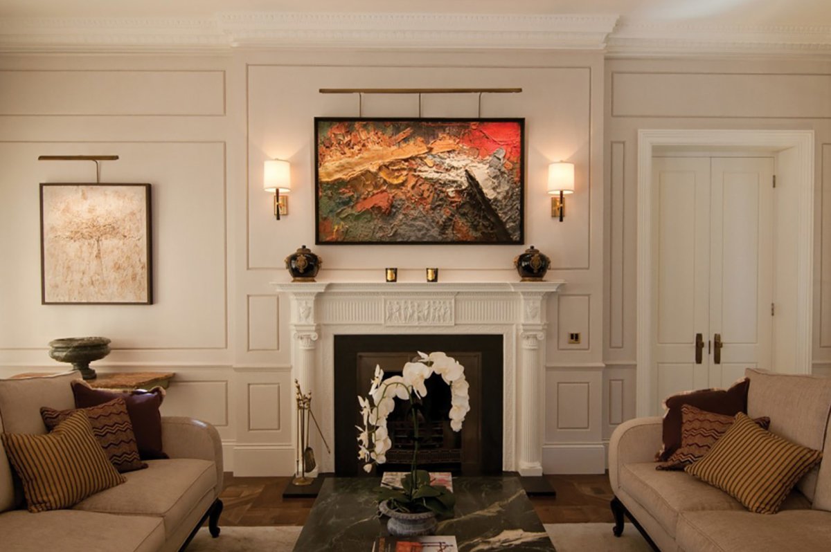 Трековый светильник на стене