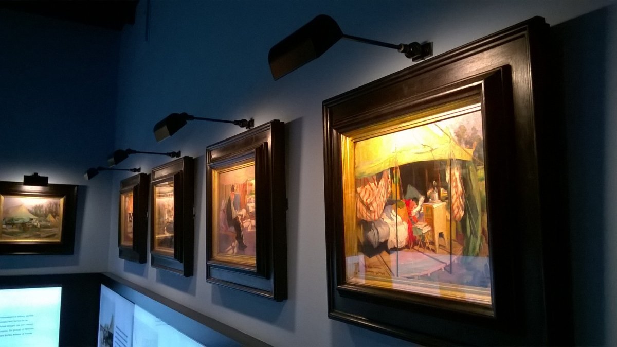 Декорация стен картинами