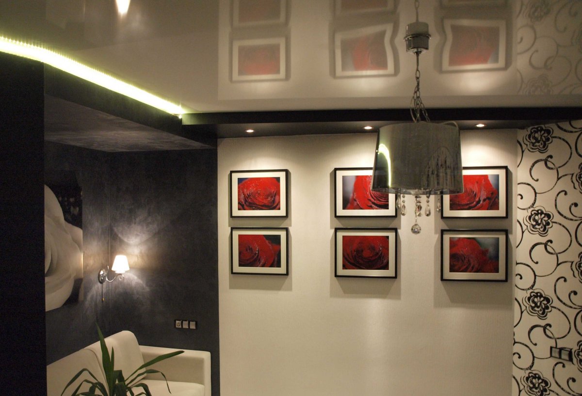 Сочетание картин на стене