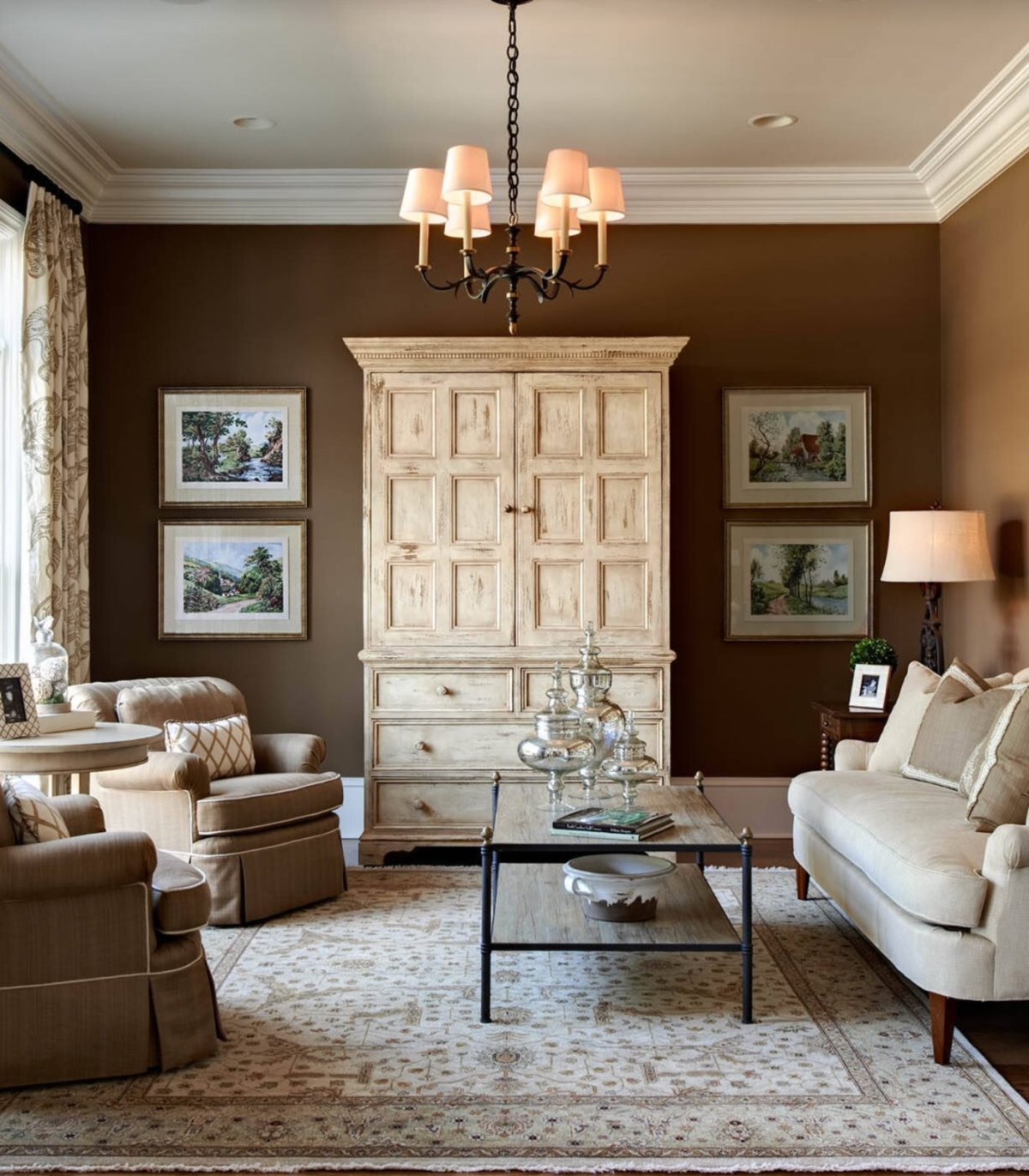 Коричневая стена