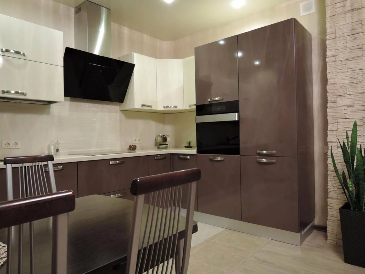 Интерьер кухни с коричневым полом