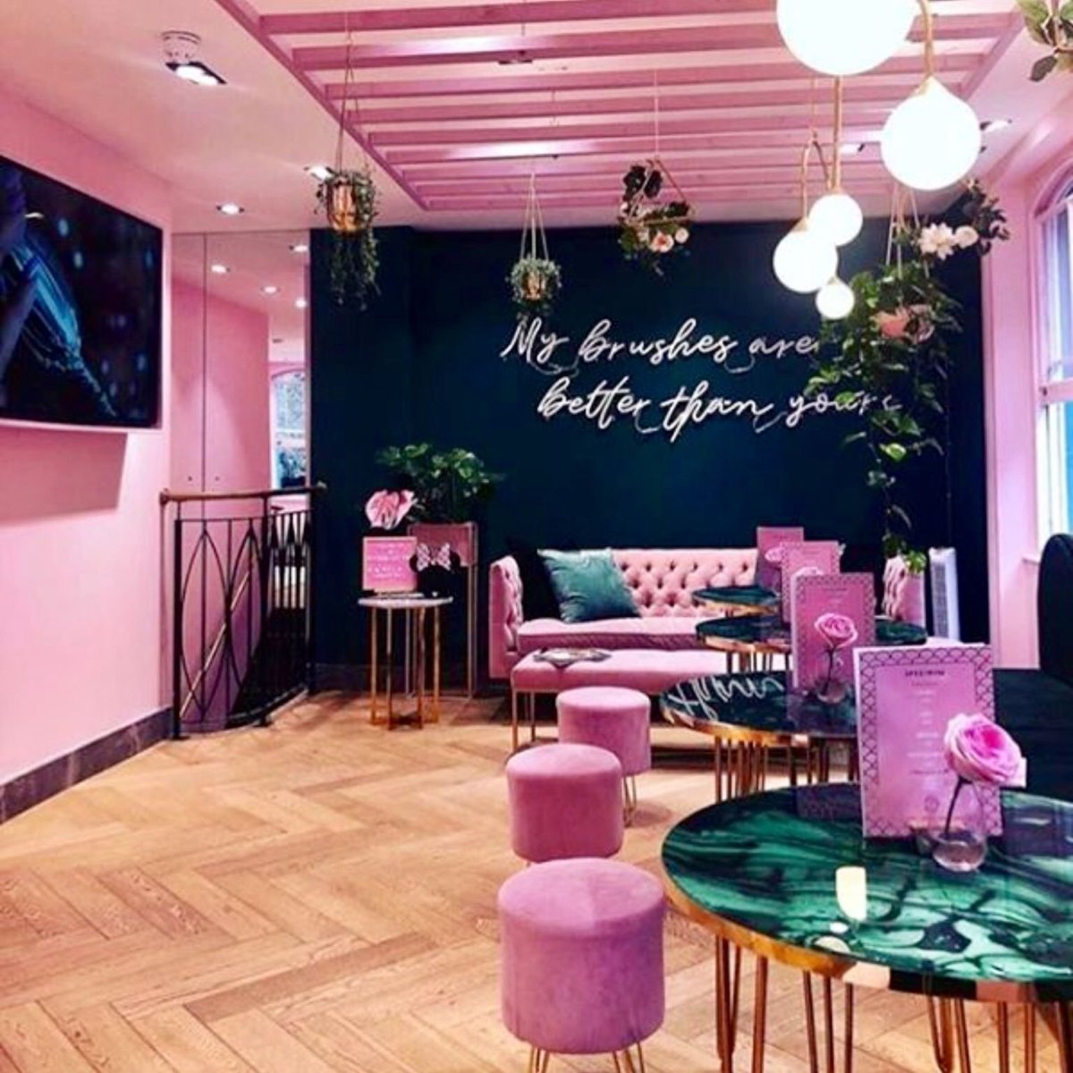 Маникюрный салон в розовых тонах