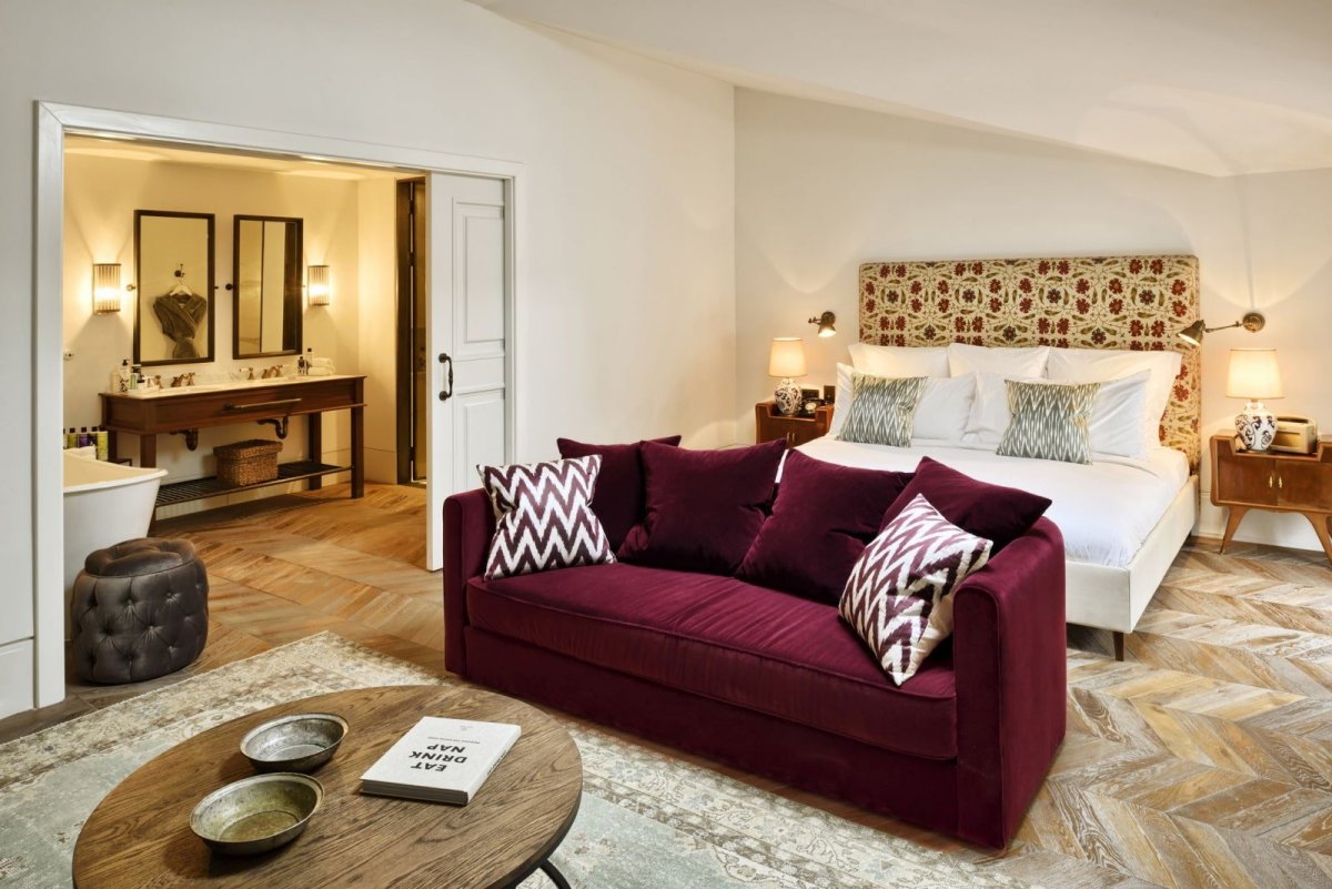 Гостиная в бордовых тонах