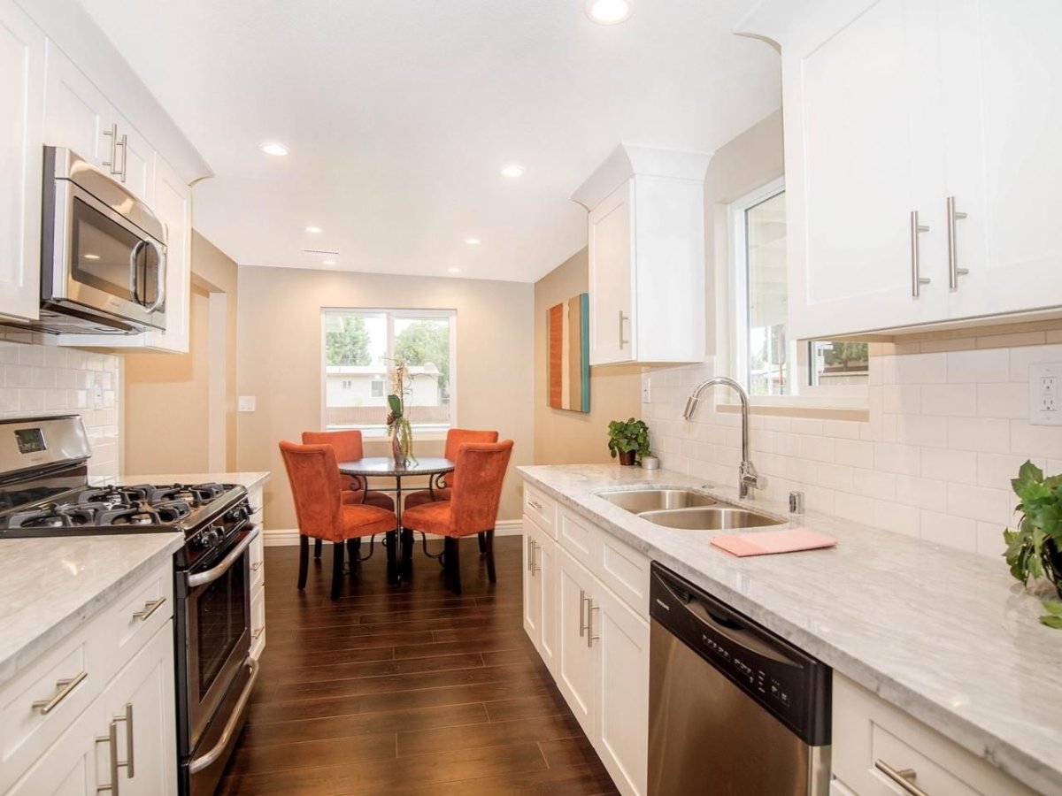 Узкий диванчик на кухню