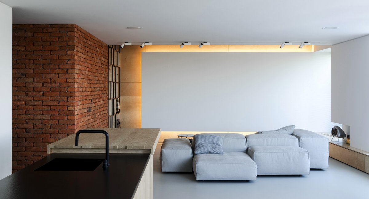 Трековые светильники в интерьере магазина