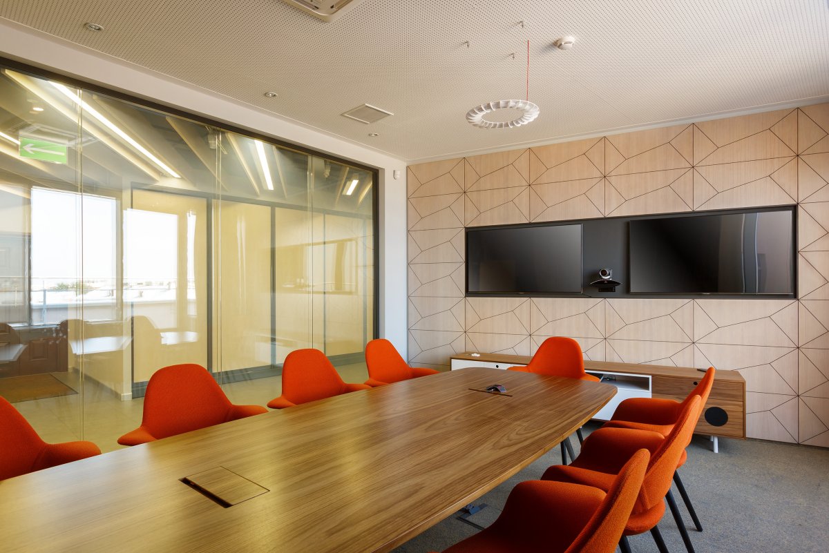 Современная переговорная комната