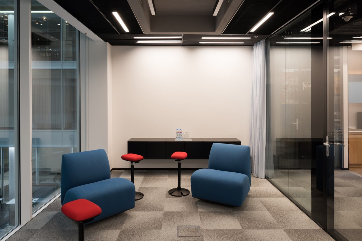 Современная переговорная комната