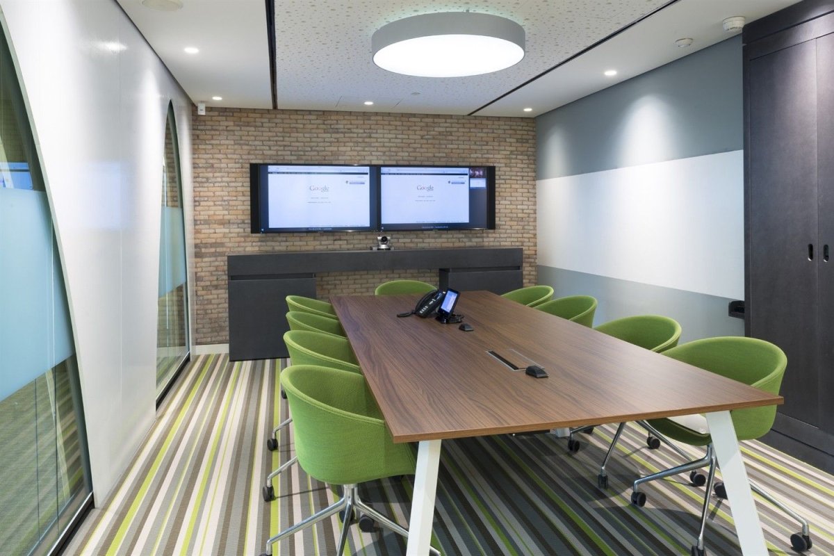 Интерьер переговорной в офисе