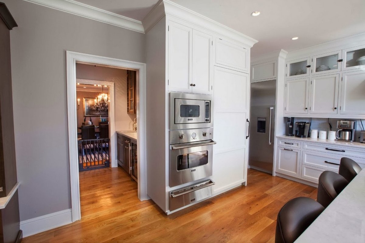 Дверь в кладовку на кухне