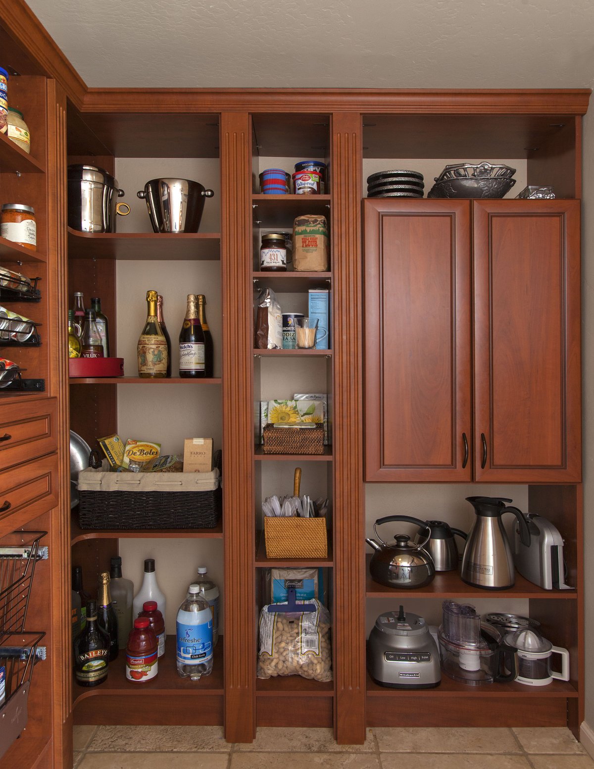 Современные кухни с кладовкой