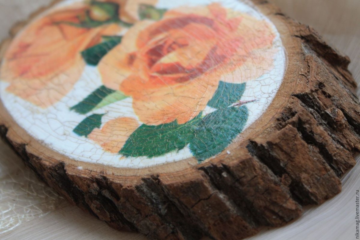 Цветы на спиле дерева