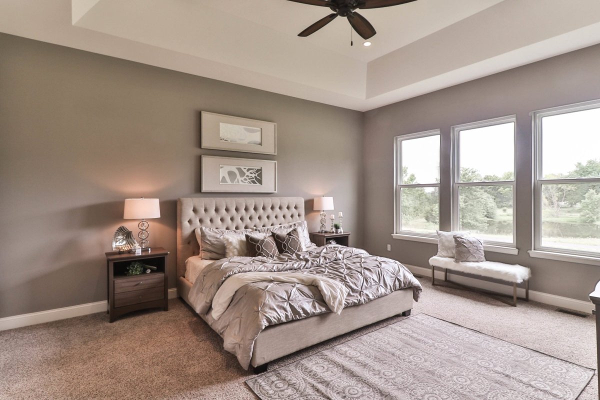 Спальня с двумя окнами