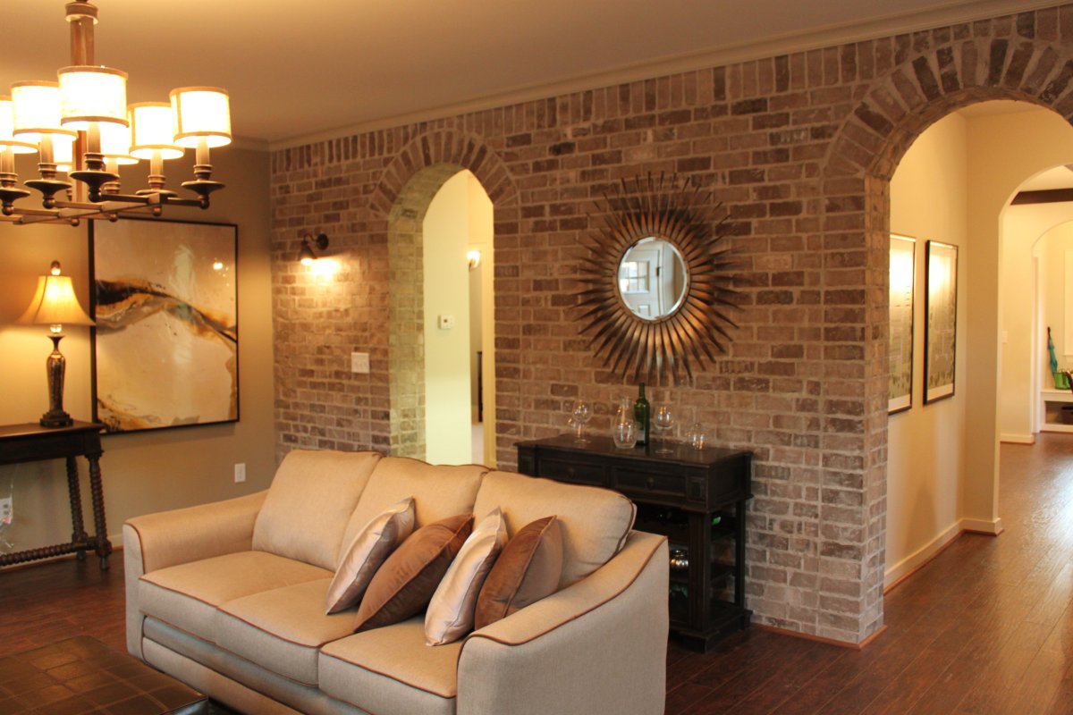 Белый декоративный кирпич в гостиной