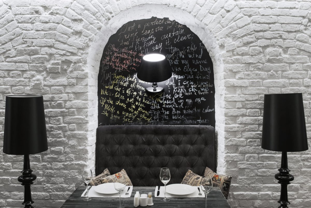 Диван и кирпичная стена в интерьере