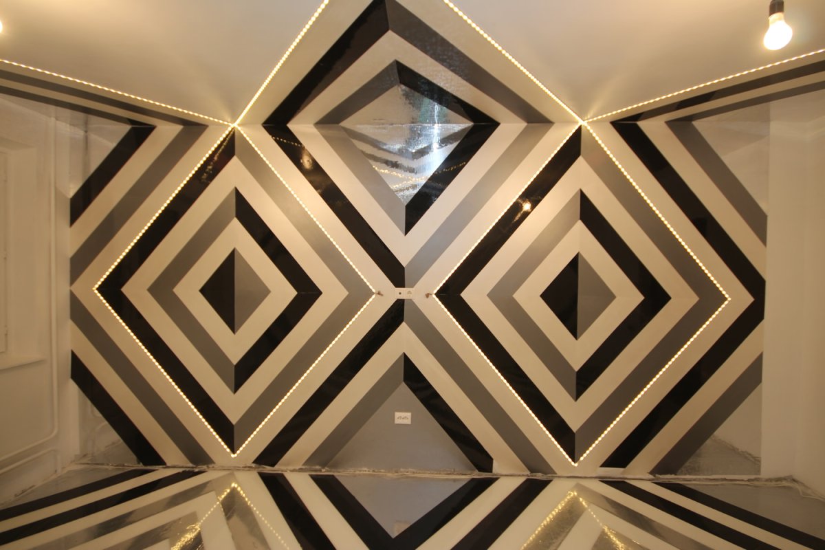 Ромбы на стене