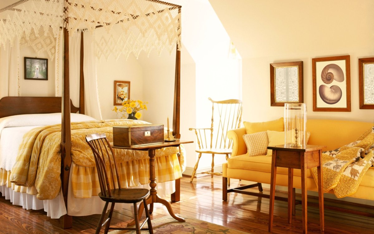 Экологичный стиль в интерьере с золотистыми деталями