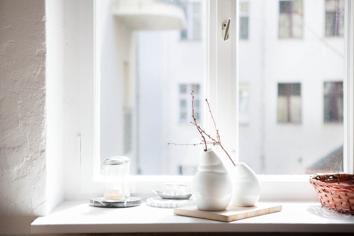 Оформить подоконник цветами