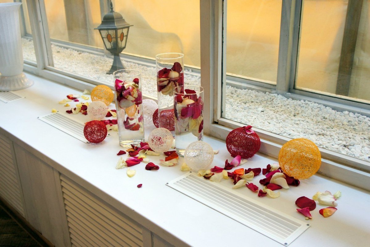 Цветы на подоконнике современный интерьер