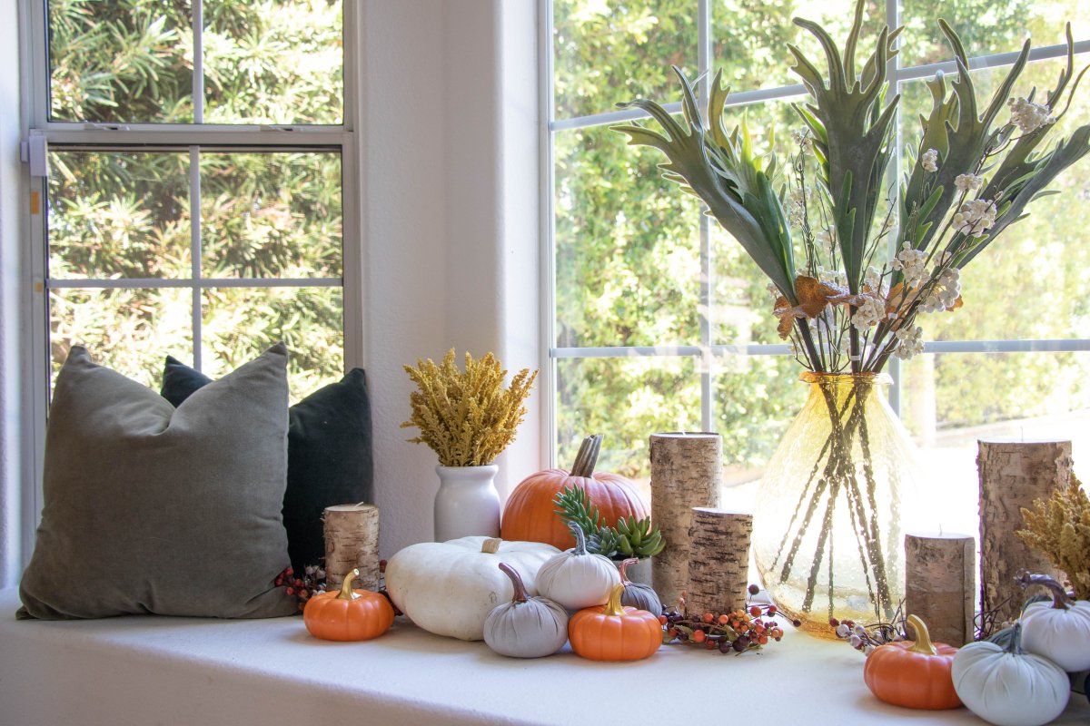 Современная кухня с окном