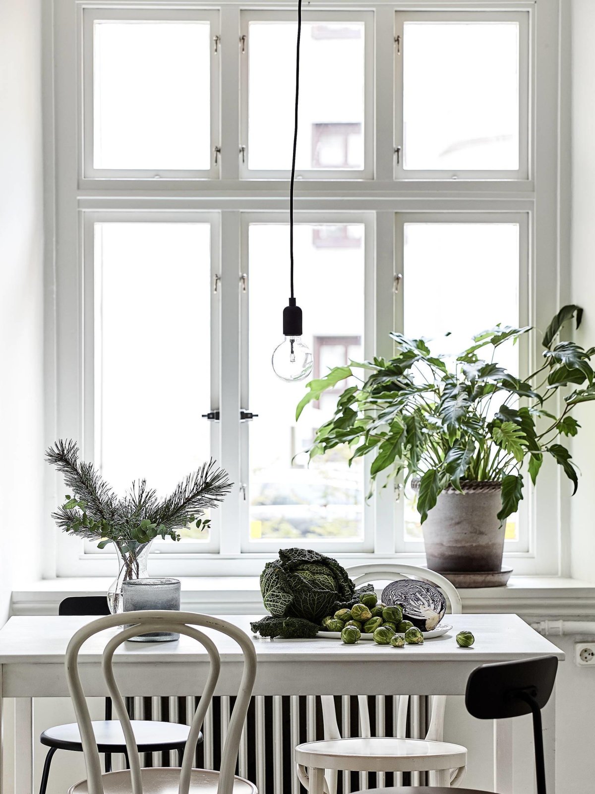 Подоконник с цветами