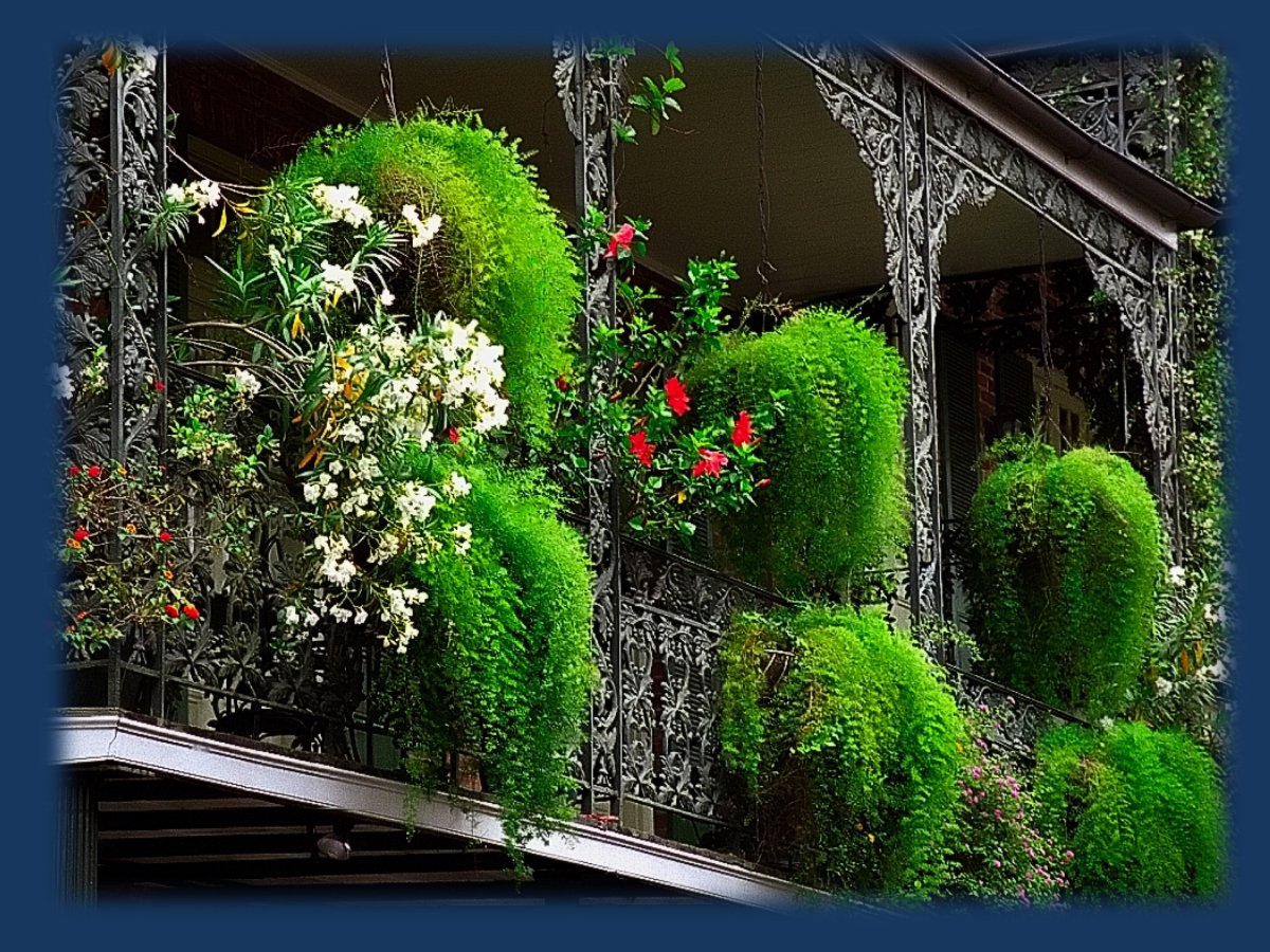 Украшение потолка искусственными цветами