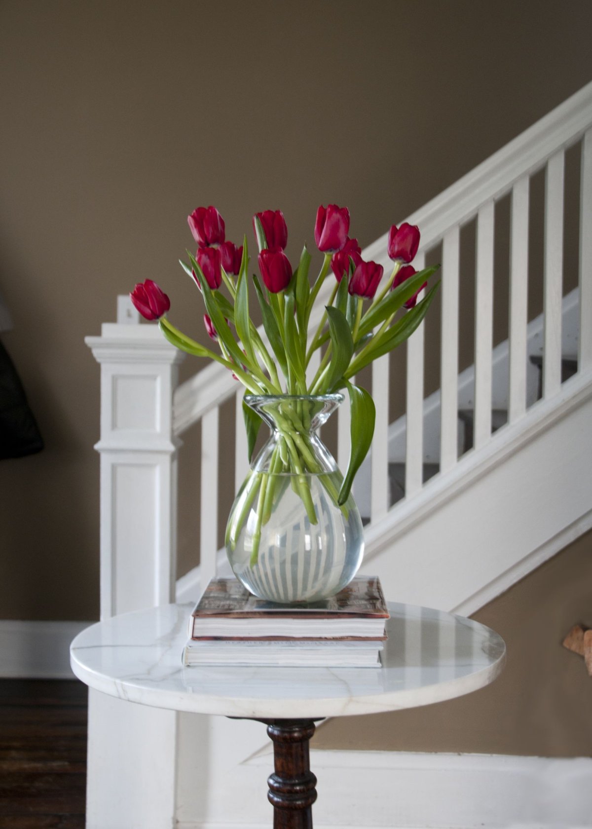 Тюльпаны в красивом интерьере