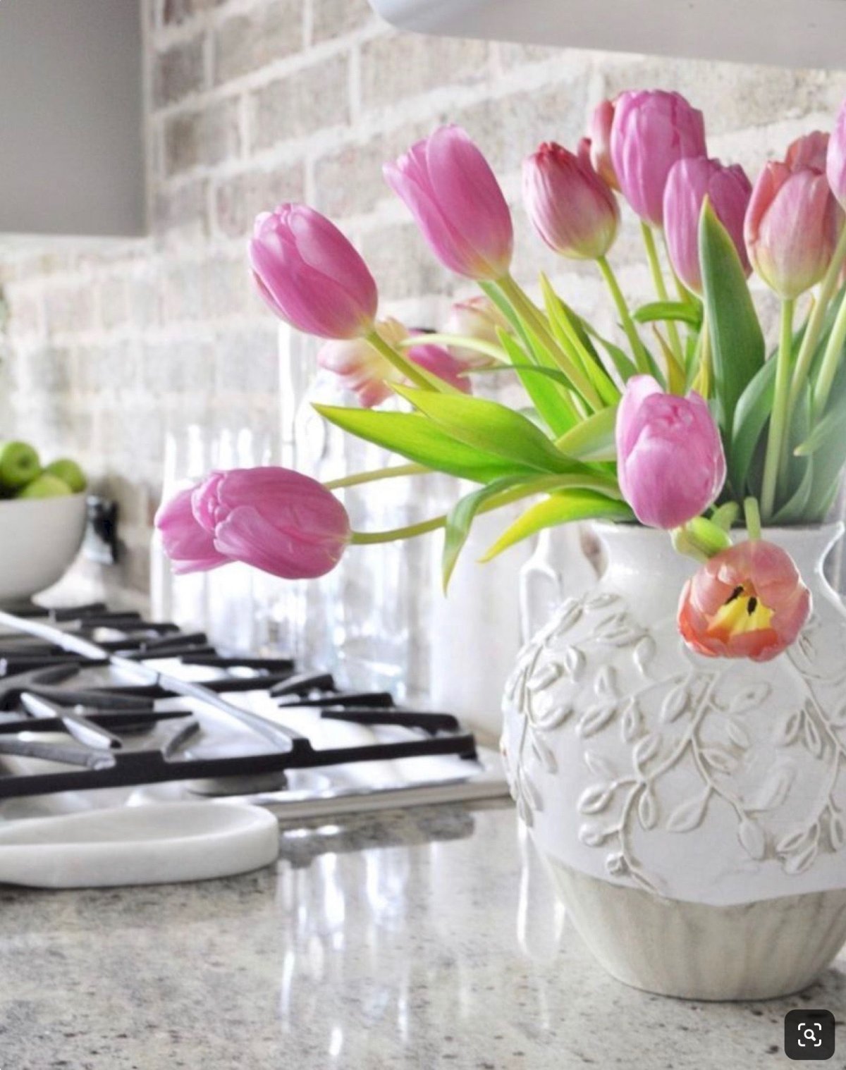 Букет тюльпанов в интерьере