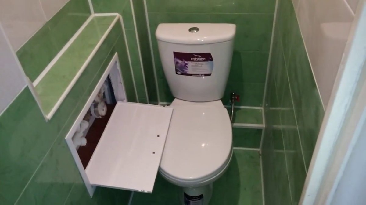 Трубы в туалете сбоку от унитаза