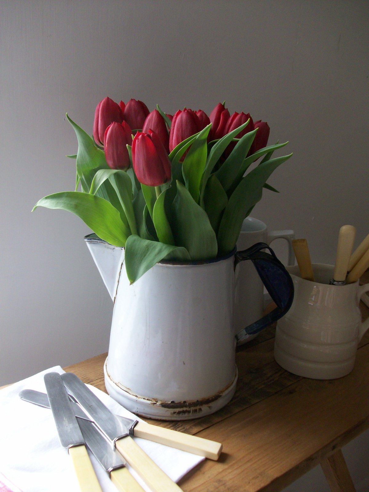 Букет тюльпанов в интерьере картинки